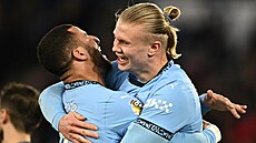 Kyle Walker (vpravo) a Erling Haaland z Manchesteru City se radují z gólu...