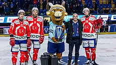 Vyhlá�ení nejlep�ích t�í pardubických hokejist� po vy�azení ve Spengler Cupu:...