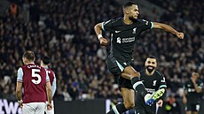 Cody Gakpo z Liverpoolu slaví svj gól v utkání proti West Hamu.