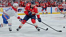Aleksander Barkov z Floridy (vpravo) a Mike Matheson z Montrealu
