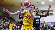 Ústecký Ladislav Pecka s míem ped Petrem Macháem (vlevo) a Anthonym Waltonem