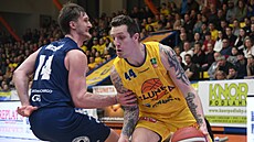 Ústecký Ladislav Pecka (vpravo) se sna�í p�ejít p�es Petra Machá�e z D��ína.