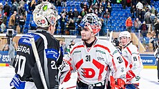 Pardubický branká� Tomá� Vomá�ka se zdraví se svým prot�j�kem z Fribourgu Retem...