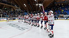 Hrái Pardubic oslavují výhru se svými fanouky.