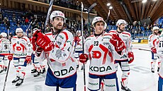 Pardubití hokejisté tleskají fanoukm v Davosu.