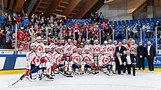 Hokejisté Pardubic se fotí s fanouky, kteí za nimi pijeli do Davosu na...