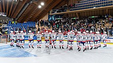 Hokejisté Pardubic tleskají fanoukm po zápase s Fribourgem.