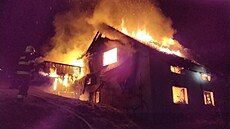 Po�ár v obci Lazníky na P�erovsku zni�il opravenou hospodu.