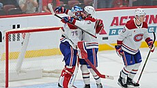 �eský branká� Jakub Dobe� se po snovém debutu v NHL slaví se spoluhrá�em z...