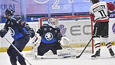 Prudká pesilovková rána sparanského obránce Aarona Irvinga (není na snímku)...