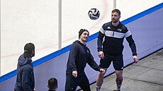 Brn�n�tí hokejisté se rozcvi�ují p�ed extraligovým utkáním, �elem k objektivu...