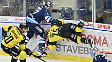 Liberecký obránce Luká� Derner ut�el mantinel s litvínovským chasníkem Martinem...