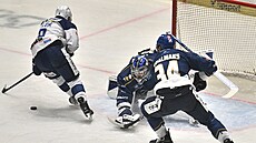 Brnnský útoník Jakub Flek (vlevo) se dostal do nadjné pozice ped...