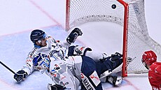 T�inecký úto�ník Daniel Kurovský (43) p�ekonává vítkovického branká�e Luká�e...