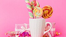 Osla� si �ivot. Po�kej, je�t� jsem ti do �aje nedala cukr. A tu má� je�t�...