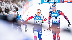 Vít�zslav Hornig bojuje v cíli stíhacího závodu o lep�í umíst�ní.