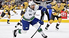 Úto�ník Vancouveru Kiefer Sherwood st�ílí b�hem utkání proti Vegas.