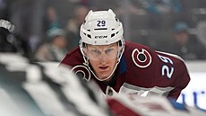 Nathan MacKinnon z Colorada sleduje vhazování a je p�ipravený na zahájení hry.