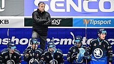 Plze�ský trenér Josef Janda� sleduje d�ní na led�.