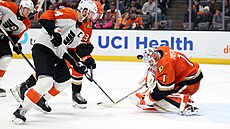 Luká� Dostál maskou zastavuje st�elu Philadelphie.