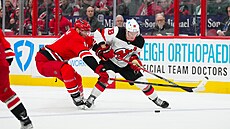 Ond�ej Palát atakovaný Jordanem Staalem.