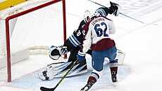 Artturi Lehkonen se sna�í zasunout kotou� za Karla Vejmelku.