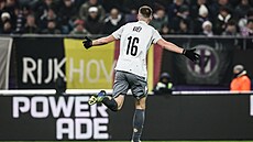 Roman Kv�t slaví povedenou branku.