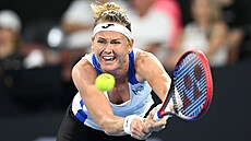 Marie Bouzková se natahuje po mí�ku na turnaji v Brisbane.