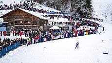 Lucie Charvátová stoupá p�ed zraky fanou�k� v Le Grand Bornand.