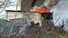 Pratí hasii zasahovali u poáru provizorního písteku v ulici Vltavan....