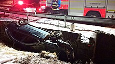 V Neda�ov� Lhot� skon�ilo auto na st�e�e v potoce, zran�ným pomohli sv�dci...