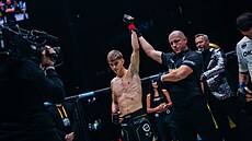 Jakub Batfalský si ve svém druhém zápase v Oktagonu pipsal premiérovou výhru....