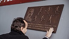 Pam�tní deska Andreje Kva��áka, který byl zvolen spar�anem století.