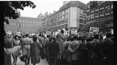 Václavské nám�stí ve 20. století. Rok 1961. Splníme na�e dovozní-vývozní úkoly....