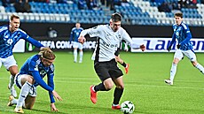 Mladoboleslavský úto�ník Matyá� Vojta si p�ipravuje mí� na st�elu v zápase...