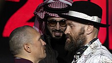 Brit Tyson Fury (vpravo) a Ukrajinec Oleksandr Usyk p�ed zápasem o titul mistra...