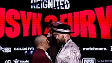Brit Tyson Fury (vpravo) a Ukrajinec Oleksandr Usyk p�ed zápasem o titul mistra...