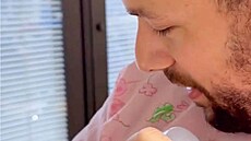 Cody DaLuz s adoptivním synem Bearem (prosinec 2024)