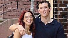 Dua Lipa a Callum Turner (�erven 2024)