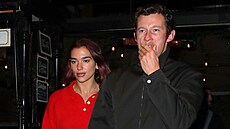 Dua Lipa a Callum Turner (zá�í 2024)