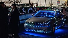 Automobily s váno�ními sv�telnými �et�zy p�ed obchodním centrem v Ústí nad...