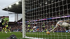 Zálo�ník Aston Villy Morgan Rogers st�ílí rozhodující gól v utkání proti...
