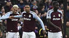 Fotbalisté Aston Villy slaví cennou výhru nad soupe�i z Manchesteru City.
