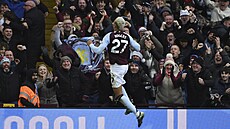 Morgan Rogers z Aston Villy se raduje z gólu do sít� Manchesteru City.