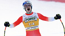 Marco Odermatt se raduje z povedeného sjezdu ve Val Garden.