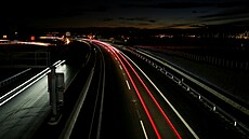 Noní pohled od sjezdu na Srubec smrem k jihu.