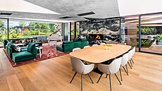 Kolem krbu pou�il architekt le�t�ný mramorovaný velkoformátový obklad.