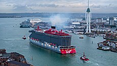 Lo� Resilient Lady spole�nosti Virgin Voyages v p�ístavu v Portsmouth (27....