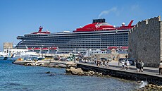 Výletní lo� spole�nosti Virgin Voyages v p�ístavu na �eckém ostrov� Rhodos (24....