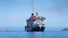 Lo� Resilient Lady spole�nosti Virgin Voyages u ostrova Santorini v �ecku (8....